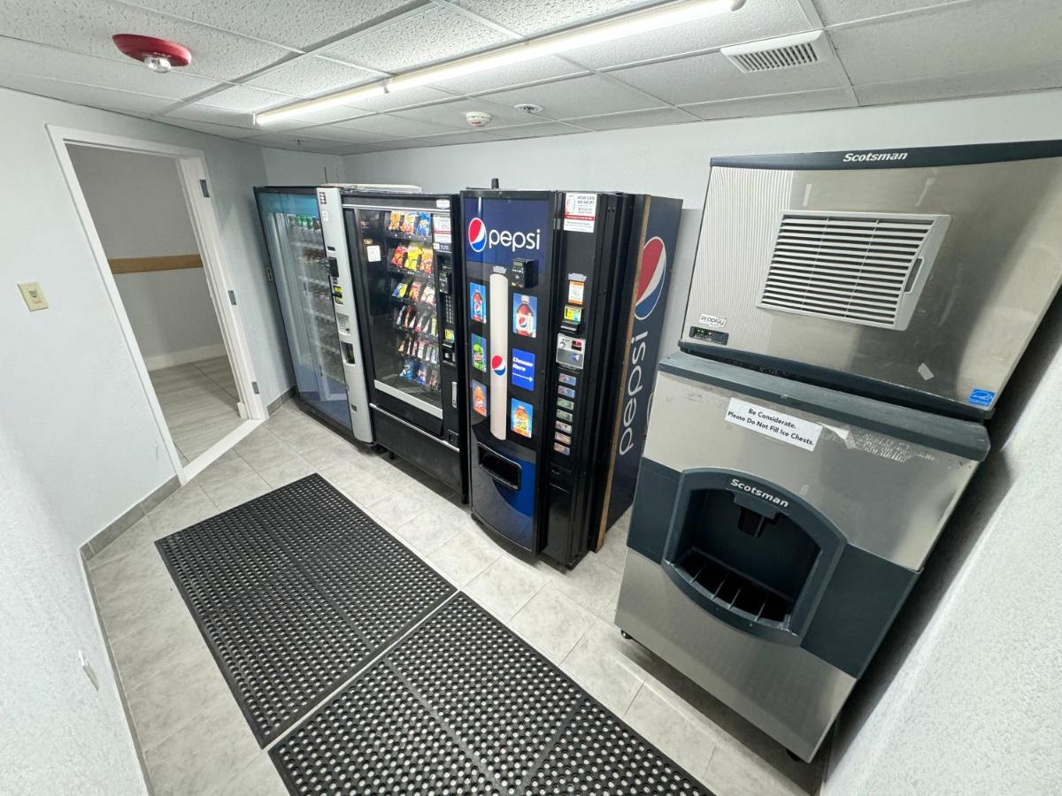 Studio 6 Suites East Syracuse Airport Extérieur photo