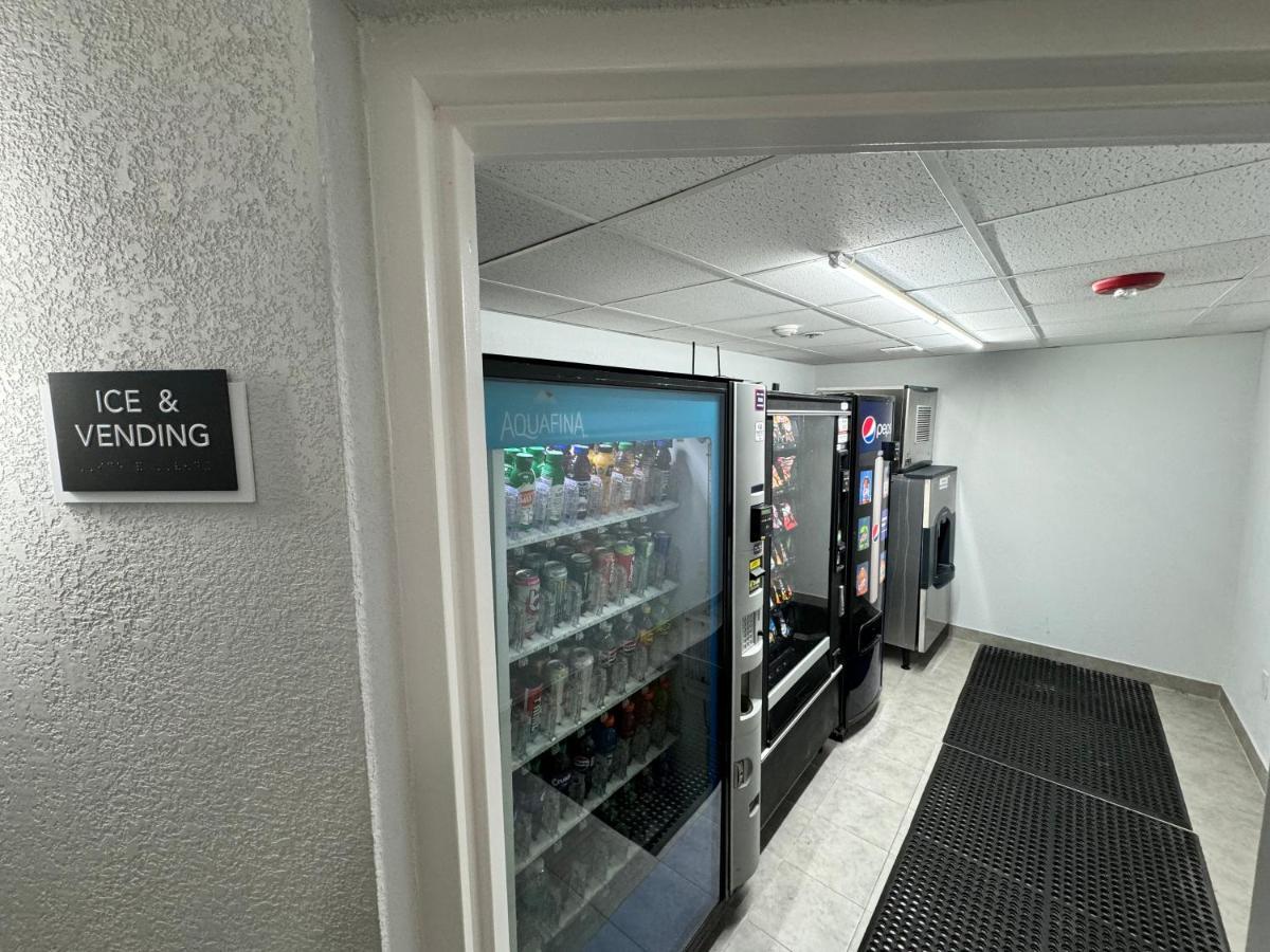 Studio 6 Suites East Syracuse Airport Extérieur photo