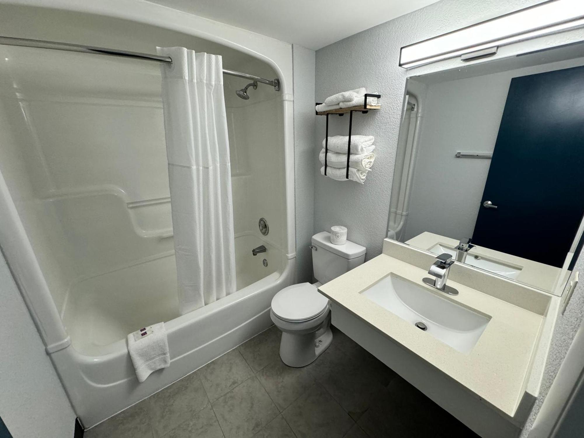 Studio 6 Suites East Syracuse Airport Extérieur photo